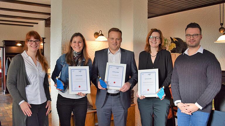 Drei Ehrungen führten die Wirtschaftsjunioren Bad Kissingen durch: (von llinks) Bernadette Köth, Svenja Melchert, Frank Bernhard, Sylvie Thormann und Sebastian Bünner. Foto: Lydia Molea       -  Drei Ehrungen führten die Wirtschaftsjunioren Bad Kissingen durch: (von llinks) Bernadette Köth, Svenja Melchert, Frank Bernhard, Sylvie Thormann und Sebastian Bünner. Foto: Lydia Molea