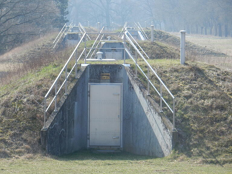 Als zukunftssicher gilt die Trinkwasserversorgung durch die Schweinfurter Stadtwerke, die in den Wehranlagen und weiter flussaufwärts aus 42 Brunnen (bis 14 Meter tief) unterhalten, die allesamt in den letzten Jahren saniert wurden. Grundwasser für das Wasserwerk am Eingang zu den Wehranlagen kommt zudem aus acht Tiefenbrunnen (Seelenvater,&nbsp; Zeller Grund und Werngrund zwischen Nieder- und Oberwerrn).