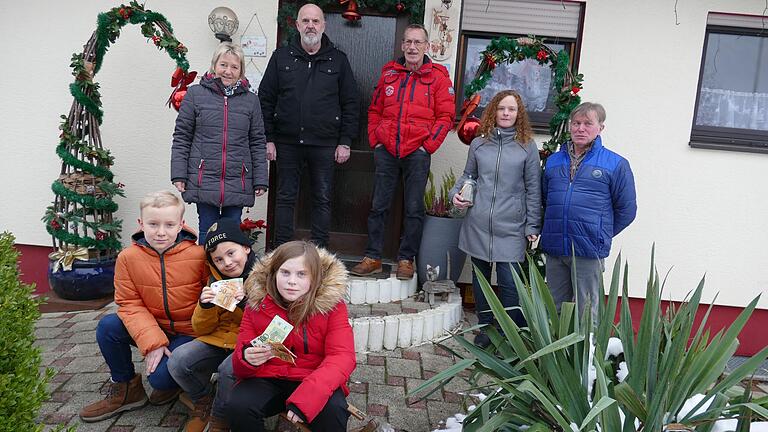 Peter Mack (hintere Reihe Mitte) hat die Einnahmen seines Weihnachtshauses an den Tierschutzhof Rhön-Grabfeld, den Kinderhort und die 1. Grundschulklasse Ostheim gespendet. Hinten von links: Heike Petsch (Schobert-Haus Ostheim), Michael Kirchner, Franziska Dorsch und Thomas Draxler (Tierschutzhof); vordere Reihe: die Hortkinder Joshua Petsch, Noel Patzer und Anna Marschall.