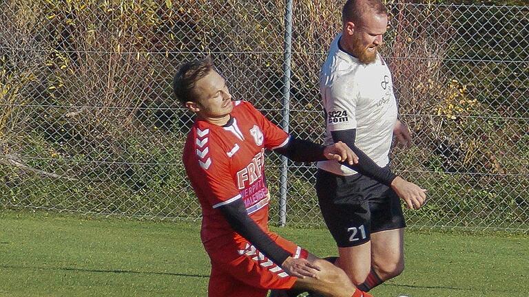 Die Sportfreunde Herbstadt (rechts Spielertrainer Dominik Firnschild) haben sich nach dem Kreisliga-Abstieg gleich wieder in der Kreisklasse Rhön 2 an der Tabellenspitze etabliert. Die Sportfreunde Herbstadt (rechts Spielertrainer Dominik Firnschild) haben sich nach dem Kreisliga-Abstieg gleich wieder in der Kreisklasse Rhön 2 an der Tabellenspitze etabliert.