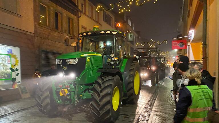 Demonstration von Landwirten mit 185 Traktoren in der Hammelburger Alltstadt und den Weinbergen.
