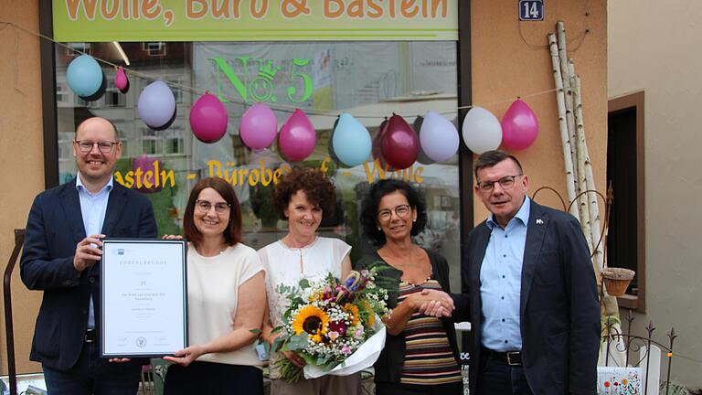 Zum 25. Jubiläum des Geschäfts „No. 5“ am Marktplatz gratulierten IHK-Repräsentant Mathias Plath (links) und Bürgermeister Armin Warmuth (rechts) dem Geschäftsteam (von links) Elke Nickel, Gabi Wolf und Jutta Reith. - Zum 25. Jubiläum des Geschäfts „No. 5“ am Marktplatz gratulierten IHK-Repräsentant Mathias Plath (links) und Bürgermeister Armin Warmuth (rechts) dem Geschäftsteam (von links) Elke Nickel, Gabi Wolf und Jutta Reith. Zum 25. Jubiläum des Geschäfts „No. 5“ am Marktplatz gratulierten IHK-Repräsentant Mathias Plath (links) und Bürgermeister Armin Warmuth (rechts) dem Geschäftsteam (von links) Elke Nickel, Gabi Wolf und Jutta Reith. - Zum 25. Jubiläum des Geschäfts „No. 5“ am Marktplatz gratulierten IHK-Repräsentant Mathias Plath (links) und Bürgermeister Armin Warmuth (rechts) dem Geschäftsteam (von links) Elke Nickel, Gabi Wolf und Jutta Reith.