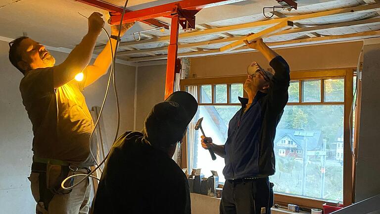 Die Helfer der Initiative Helmstadt für das Ahrtal haben über drei Jahre die Menschen im Ahrtal unterstützt. Geleistet wurden dabei vor Ort mehr als 3500 Arbeitsstunden. Die Helfer der Initiative Helmstadt für das Ahrtal haben über drei Jahre die Menschen im Ahrtal unterstützt. Geleistet wurden dabei vor Ort mehr als 3500 Arbeitsstunden.