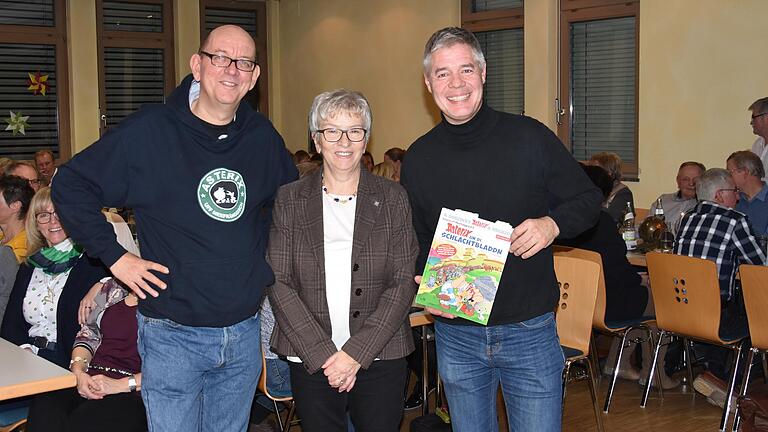 Kai Fraass (von links), Rita Lannig (Vorsitzende der katholischen öffentlichen Bücherei) und Gunther Schunk bei der Literarischen Weinprobe der Katholischen Bücherei Greußenheim.