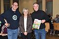 Kai Fraass (von links), Rita Lannig (Vorsitzende der katholischen öffentlichen Bücherei) und Gunther Schunk bei der Literarischen Weinprobe der Katholischen Bücherei Greußenheim.