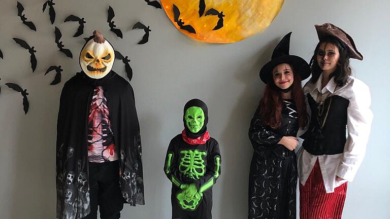 Mit Zombies, einem Skelett, Hexen und Jack Sparrow wurde ein schönes Halloween-Fest und der Eichendorff-Schule gefeiert. Mit Zombies, einem Skelett, Hexen und Jack Sparrow wurde ein schönes Halloween-Fest und der Eichendorff-Schule gefeiert.