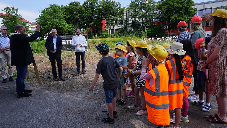 Segnung der Baustelle durch Pfarrer Gerd Greier, weiter im Bild Oberbürgermeister Dirk Vogel und Architekt Joachim Perleth sowie die Kindergartenkinder, die zum Spatenstich passend gekleidet waren. - Segnung der Baustelle durch Pfarrer Gerd Greier, weiter im Bild Oberbürgermeister Dirk Vogel und Architekt Joachim Perleth sowie die Kindergartenkinder, die zum Spatenstich passend gekleidet waren. Segnung der Baustelle durch Pfarrer Gerd Greier, weiter im Bild Oberbürgermeister Dirk Vogel und Architekt Joachim Perleth sowie die Kindergartenkinder, die zum Spatenstich passend gekleidet waren. - Segnung der Baustelle durch Pfarrer Gerd Greier, weiter im Bild Oberbürgermeister Dirk Vogel und Architekt Joachim Perleth sowie die Kindergartenkinder, die zum Spatenstich passend gekleidet waren.