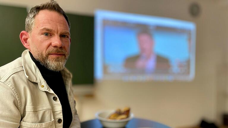 Frank Helmerich, Kandidat der Freien Wähler aus Bad Königshofen, verfolgte die ersten Hochrechnungen mit Spannung. Frank Helmerich, Kandidat der Freien Wähler aus Bad Königshofen, verfolgte die ersten Hochrechnungen mit Spannung.