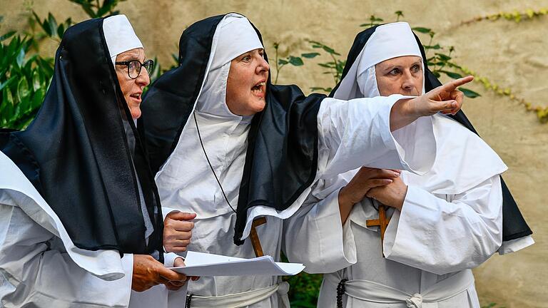 Hexenwahn im 18. Jahrhundert: Der Zeller Arbeitskreis Kultur bringt das Schicksal der Zeller Subpriorin Maria Renata Singer am Originalschauplatz im ehemaligen Kloster Unterzell auf die Bühne. Roman Rausch schrieb das Theaterstück, Norbert Bertheau führt Regie. Hexenwahn im 18. Jahrhundert: Der Zeller Arbeitskreis Kultur bringt das Schicksal der Zeller Subpriorin Maria Renata Singer am Originalschauplatz im ehemaligen Kloster Unterzell auf die Bühne. Roman Rausch schrieb das Theaterstück, Norbert Bertheau führt Regie.