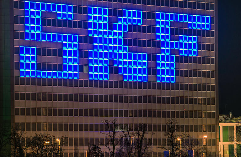 SKF spürt die Auswirkungen der hohen Rohstoffnachfrage, besonders beim Stahl. Derzeit gelinge es dem Unternehmen aber noch, die Kunden fristgerecht zu bedienen. Unser Bild zeigt das SKF-Hochhaus in Schweinfurt.