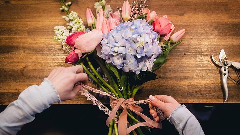 Bunter Job mit grünem Daumen: Für das kreative Binden vom Blumenstrauß bekommen Floristinnen jetzt mehr Geld.