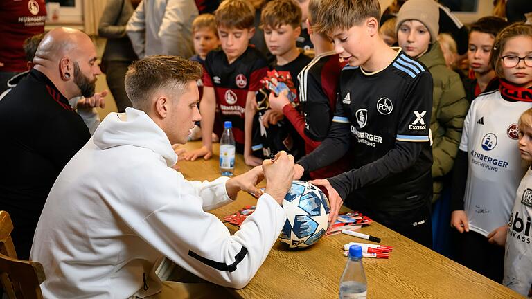 Autogramme von Jan Reichert (vorne) waren am Samstag sehr beliebt. Autogramme von Jan Reichert (vorne) waren am Samstag sehr beliebt.