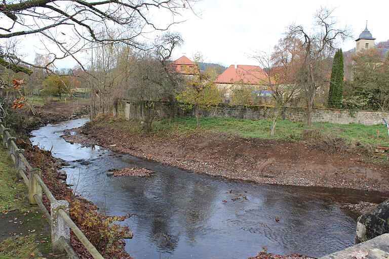 Blick von der heutigen Rundbogenbrücke aus elsaufwärts. Bei Säuberungsarbeiten im Bachbett wurde das Widerlager der alten Brücke (vor der Nonnenbad-Mauerpforte rechts oben) im Bach entdeckt. Hier befand sich also früher der einzige Zugang ins Frauenkloster Wechterswinkel. Blick von der heutigen Rundbogenbrücke aus elsaufwärts. Bei Säuberungsarbeiten im Bachbett wurde das Widerlager der alten Brücke (vor der Nonnenbad-Mauerpforte rechts oben) im Bach entdeckt. Hier befand sich also früher der einzige Zugang ins Frauenkloster Wechterswinkel.