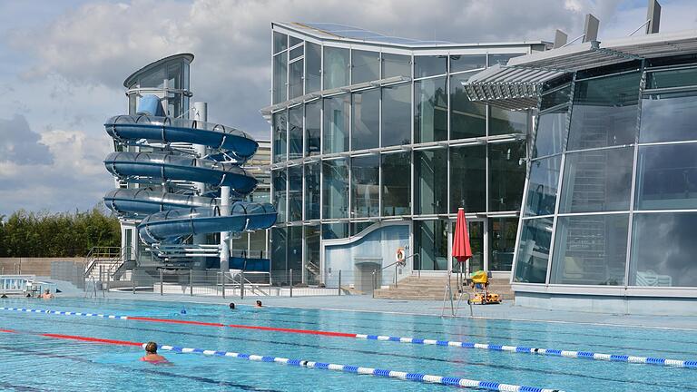 Nicht nur draußen, auch im Hallenbad von Bad Neustadt würde das Wasser im Herbst/Winter kalt bleiben, wenn die Stadt zu Energieeinsparungen gezwungen wird.