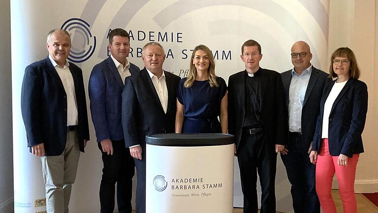Das Bild zeigt (von links) Rüdiger Heining, Geschäftsführer Akademie Barbara Stamm, Innenstaatssekretär Sandro Kirchner, Landrat Thomas Bold, Bayerns Gesundheits- und Pflegeministerin Judith Gerlach, Martin Riß, Geistlicher Direktor Dominikus Rin... - Das Bild zeigt (von links) Rüdiger Heining, Geschäftsführer Akademie Barbara Stamm, Innenstaatssekretär Sandro Kirchner, Landrat Thomas Bold, Bayerns Gesundheits- und Pflegeministerin Judith Gerlach, Martin Riß, Geistlicher Direktor Dominikus Ringeisen Werk Ursberg, Michael Kastl, Bürgermeister Münnerstadt und Cordula Kuhlmann, Leitung Regionalentwicklung Landkreis Bad Kissingen. Das Bild zeigt (von links) Rüdiger Heining, Geschäftsführer Akademie Barbara Stamm, Innenstaatssekretär Sandro Kirchner, Landrat Thomas Bold, Bayerns Gesundheits- und Pflegeministerin Judith Gerlach, Martin Riß, Geistlicher Direktor Dominikus Rin... - Das Bild zeigt (von links) Rüdiger Heining, Geschäftsführer Akademie Barbara Stamm, Innenstaatssekretär Sandro Kirchner, Landrat Thomas Bold, Bayerns Gesundheits- und Pflegeministerin Judith Gerlach, Martin Riß, Geistlicher Direktor Dominikus Ringeisen Werk Ursberg, Michael Kastl, Bürgermeister Münnerstadt und Cordula Kuhlmann, Leitung Regionalentwicklung Landkreis Bad Kissingen.