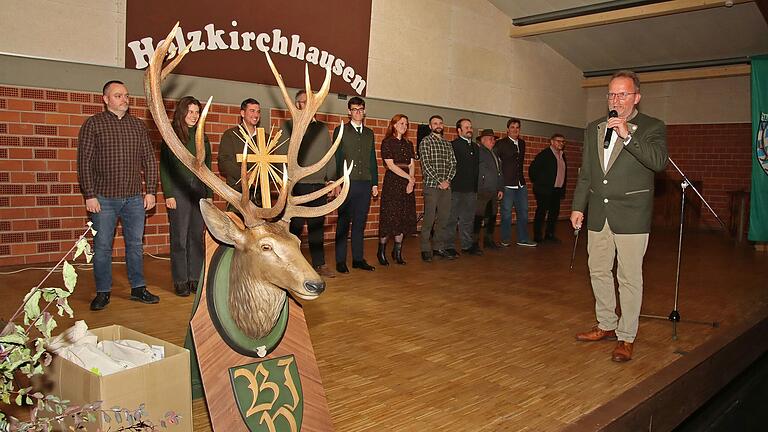 Innerhalb der Kreisgruppe Würzburg legten 17 Bewerberinnen und Bewerber mit Bravour die Jägerprüfung ab. Nach dem Jägerschlag durch BJV-Kreisvorsitzenden Michael Hein durften sie im Rahmen der Hubertus-Feier in der Welsbachhalle in Holzkirchhausen als offiziellen Beleg ihrer besonderen Qualifikation ihren Jägerbrief in Empfang nehmen. Innerhalb der Kreisgruppe Würzburg legten 17 Bewerberinnen und Bewerber mit Bravour die Jägerprüfung ab. Nach dem Jägerschlag durch BJV-Kreisvorsitzenden Michael Hein durften sie im Rahmen der Hubertus-Feier in der Welsbachhalle in Holzkirchhausen als offiziellen Beleg ihrer besonderen Qualifikation ihren Jägerbrief in Empfang nehmen.