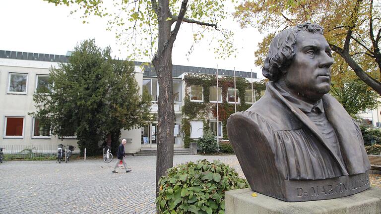 Die SPD-OB-Kandidatin Marietta Eder ist dagegen, dass der Friedrich-Rückert-Bau am Martin-Luther-Platz abgerissen wird und in zehn Jahren dort der Neubau für das Friederike-Schäfer-Heim entsteht. Die SPD-OB-Kandidatin Marietta Eder ist dagegen, dass der Friedrich-Rückert-Bau am Martin-Luther-Platz abgerissen wird und in zehn Jahren dort der Neubau für das Friederike-Schäfer-Heim entsteht.