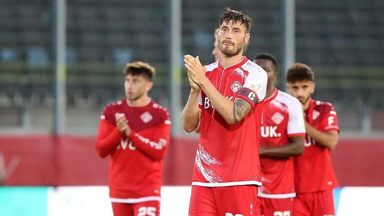 War zuletzt außen vor: Kickers-Kapitän Christian Strohdiek (vorne) War zuletzt außen vor: Kickers-Kapitän Christian Strohdiek (vorne)