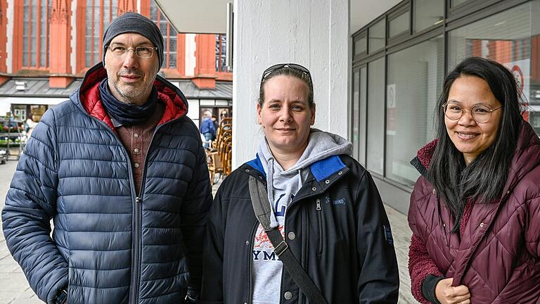 Am Würzburger Marktplatz wird's kulturell: Einen Monat lang gibt es Konzerte, Workshops, Vorträge, Lesungen und Kultur für Kinder in einem Raum am unteren Markt. Ralf Duggen, Sandy Rößer und Teresita Seib (von links) sind die Verantwortlichen.