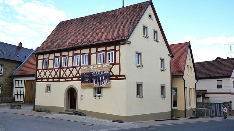 Das alte Rathaus in Euerbach wurde saniert, ein baufälliges Gebäude daneben durch einen Neubau ersetzt. Das Anwesen dient jetzt als Dorfgemeinschaftshaus mit Gemeindebücherei. Das alte Rathaus in Euerbach wurde saniert, ein baufälliges Gebäude daneben durch einen Neubau ersetzt. Das Anwesen dient jetzt als Dorfgemeinschaftshaus mit Gemeindebücherei.