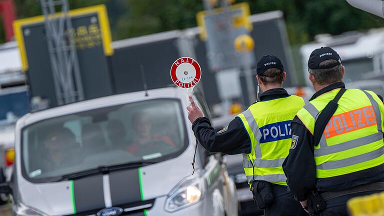 Grenzkontrolle       -  Inzwischen gibt es stationäre Grenzkontrollen an allen deutschen Landesgrenzen. 25 Prozent der Teilnehmer der Befragung gaben an, nicht funktionierender Grenzschutz treibe sie mehr um als alles andere. (Archivfoto)