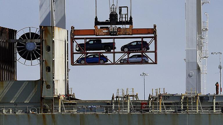 USA - Autoumschlag im Hafen von Oakland       -  Autoumschlag im Hafen von Oakland in Kalifornien. Auch die Kritik von US-Unternehmen an den geplanten Autozöllen beeindruckt die Trump-Administration offenbar kaum.