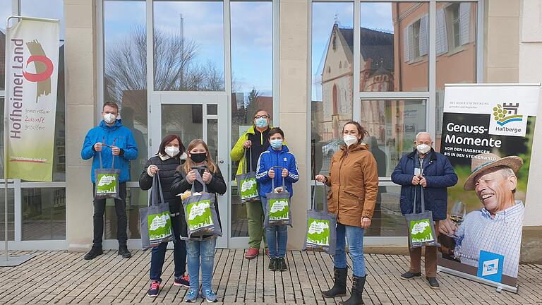 Die Gewinner der Fotoaktion „Ich lass‘ die Kohle im Dorf!“ mit ihren Einkaufstaschen voller regionaler Produkte.