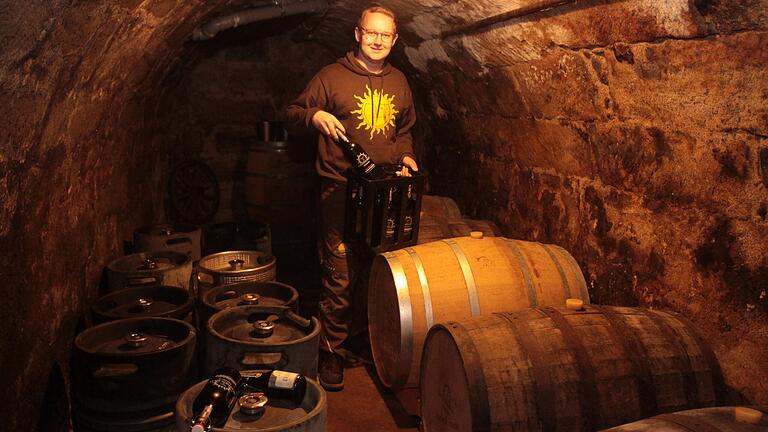 Braumeister und Biersommelier Daniel Schmitt zeigt den alten Gewölbekeller, in dem besondere Biere wie der „Eisbock“ von der Sonnenbräu in Mürsbach noch in Holzfässern reifen.&nbsp;