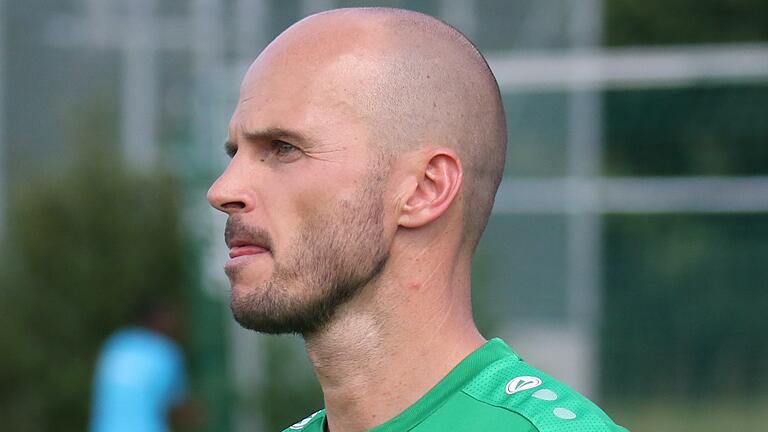 Marco Forner trainiert den SV Kürnach in seiner zweiten Saison. Im letzten Spiel vor der Winterpause stehen die Kürnacher an der Tabellenspitze, doch sehen sich einer starken Konkurrenz in der Kreisklasse gegenüber, die der Kreisliga auch näherkommen möchte.