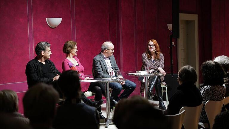 Sie gestalteten den Wilhelm Genazino-Abend in Bad Mergentheim (von links): Schauspieler und Sprecher Thomas Sarbacher, Anja Hirsch (Literaturwissenschaftlerin und Autorin), Jan Bürger (betreut im Deutschen Literaturarchiv Marbach den Nachlass des Autors) und Moderatorin Katrin Schumacher (Literaturkritikerin und Kulturredakteurin).