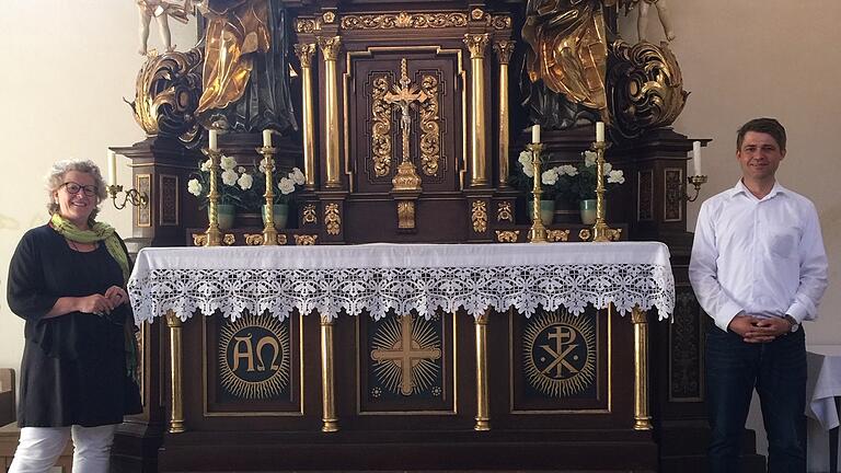 Der große Altar in der Spitalkirche stand früher in der Stadtkirche St. Kilian. Angelika Ochs und Michael Kraus von der Julius-Spital-Stiftung, die die Baulast für das Kirchlein trägt, wollen die Schätze im Innern am 1. August der Öffentlichkeit präsentieren.