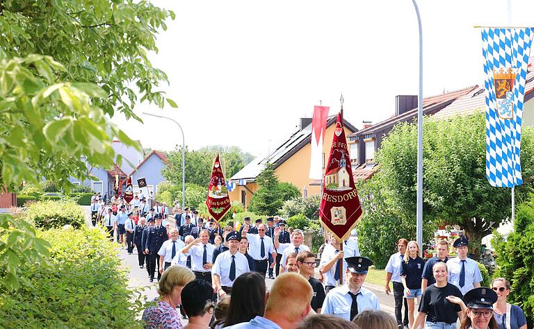 Impressionen vom großen Geburtstagsfest - ein Feuerwehrfest das in Erinnerung bleiben wird. Zum Fest 150 Jahre Feuerwehr Kirchschönbach gab es einen großen Umzug durch die Ortschaft. Neben 25 Feuerwehren sorgten drei Musik-Kapellen (Oberschwarzach, Kitzingen / Wiesenbronn, Reupelsdorf) für beste Feststimmung. Das Festgelände war im Anschluss an den Umzug bis auf den letzten Platz 'ausverkauft'. Feuerwehren, Blaskapellen, Ehrengäste und Besucher fühlten sich sehr wohl.