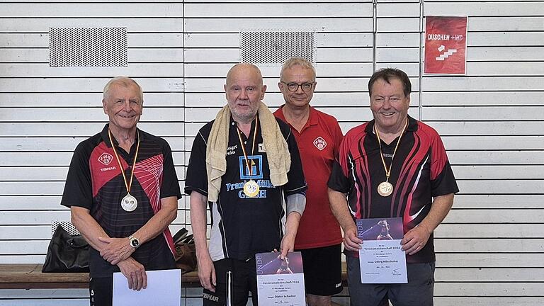 Auf dem Foto Karl-Heinz Merkle, Dieter Schwind, Sportleiter Heinrich Gröner und Georg Münzhuber.