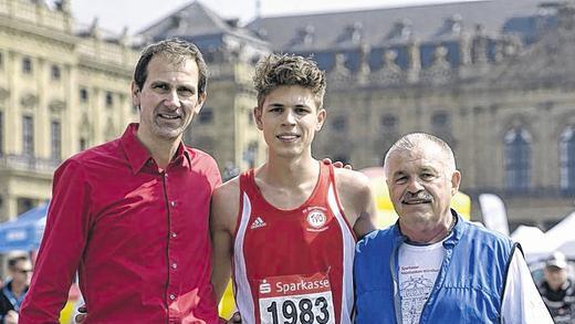 Aktuelle und ehemalige Lauf-Asse aus dem Raum Würzburg: Beim Residenzlauf trafen sich (von links) Hubert Karl, sein Neffe Patrick Karl (beide TV Ochsenfurt) und Otto Knarr (früher DJK Würzburg).