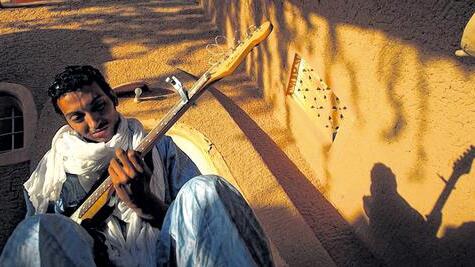 Tuareg-Rock: Bombino aus Niger bringt die Musik der Wüste zum Hafensommer.