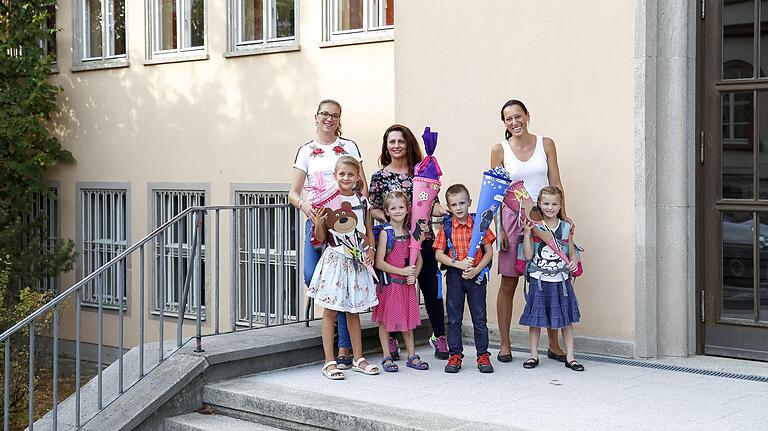 Aufregung vor dem ersten Schultag (von links nach rechts): Hanna Loncar mit Tochter Mia, Stephanie Geiger mit Tochter Alicia und Sohn Tim, Tamara Mittnacht mit Tochter Luna. Foto: Johannes Kiefer Aufregung vor dem ersten Schultag (von links nach rechts): Hanna Loncar mit Tochter Mia, Stephanie Geiger mit Tochter Alicia und Sohn Tim, Tamara Mittnacht mit Tochter Luna. Foto: Johannes Kiefer