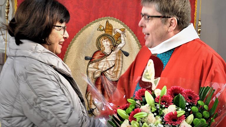 Einen Strauß als Dankeschön für die Sorge und den Einsatz für die St. Sebastian-Gemeinde überreichte Pfarrer Thomas Amrehn beim Festgottesdienst an die Pfarrgemeinderatsvorsitzende Inge Henkel.