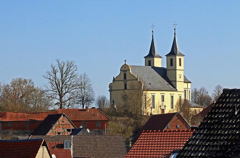 Zwei Türme sind für eine kleine Pfarrkirche außergewöhnlich.