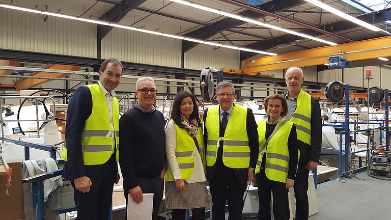 Die SPD-Kreisräte zeigten sich beeindruckt beim Besuch in den Produktionshallen von Bavaria Yachtbau. Von links: Joachim Eck, Bavaria-Pressesprecher Marcus Schlichting, Christine Haupt-Kreutzer, Volkmar Halbleib, Ute Schnapp und Eberhard Götz.