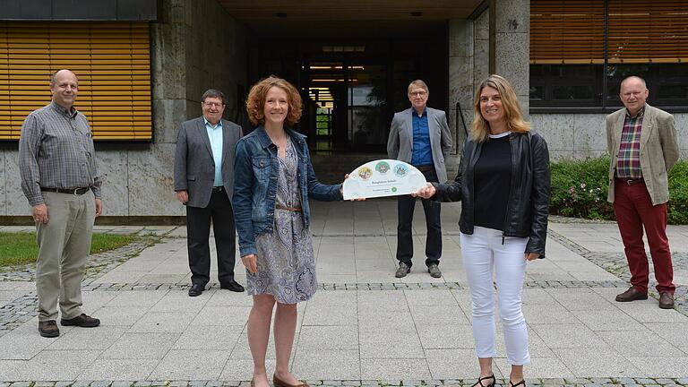 Die Lehrerinnen Pamela Hahn (vorne links) und Michaela Schumann werden auch weiterhin Schulprojekte im Biosphärenreservat Rhön organisieren. Über die Auszeichnung Biosphärenschule freuen sich zudem (von links) Fachbetreuer Michael Dohrmann (Biosphärenreservat Bayerische Rhön), der stellvertretende Landrat Josef Demar, Schulleiter Ralf Kaminski und der Verwaltungsstellenleiter des Biosphärenreservats Bayerische Rhön, Michael Geier.