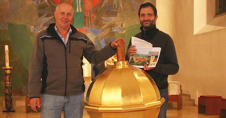 Bevor es für die Kugel nach oben ging, wurde Stadelschwarzacher Zeitgeschichte darin gesichert. Der Zweite Bürgermeister Peter Eschenbacher und Dominik Berthel kümmerten sich um das Füllen der Zeitkapsel mit Dokumenten, einer Dorfchronik, Zeitungsartikeln, Ansichtskarten, Blasmusiknoten, Geld und sogar einem Stück Holz des zerstörten, alten Turmhelms. Bevor es für die Kugel nach oben ging, wurde Stadelschwarzacher Zeitgeschichte darin gesichert. Der Zweite Bürgermeister Peter Eschenbacher und Dominik Berthel kümmerten sich um das Füllen der Zeitkapsel mit Dokumenten, einer Dorfchronik, Zeitungsartikeln, Ansichtskarten, Blasmusiknoten, Geld und sogar einem Stück Holz des zerstörten, alten Turmhelms.