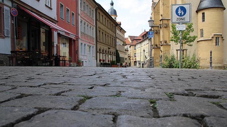 Das Pflaster im Herzen der Stadt gehört zum Bild von Kitzingen – praktisch ist es allerdings nicht für alle. Das Pflaster im Herzen der Stadt gehört zum Bild von Kitzingen – praktisch ist es allerdings nicht für alle.