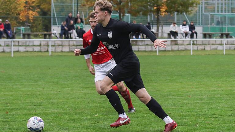 Mit Niklas Fritzler (vorne) vom TSV Rottendorf steht auch ein Innenverteidiger unter den Top Drei der Bezirksliga-Torschützenliste. Er verwandelte bereits zehn Elfmeter.