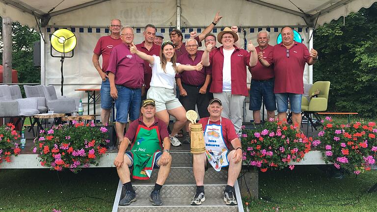 Die Frühschoppengolfer mit Weltmeisterin: Die zwölf Frühschoppengolfer aus Oberelsbach stellten zum 31. Mal ein tolles Turnier auf die Beine. In ihre Mitte nahmen sie auf diesem Bild die Minigolf-Weltmeisterin Sarah Schumacher.