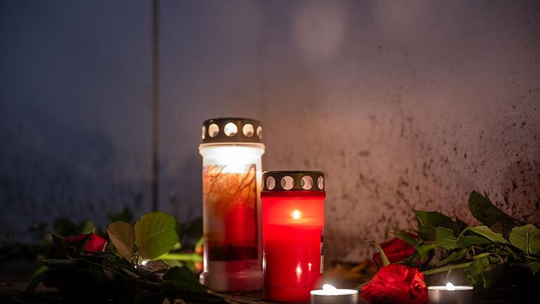 Tötungsdelikt in Berlin-Marzahn       -  Kerzen vor dem Haus.