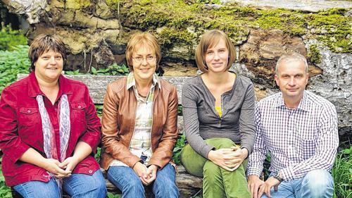 Naturschule: Otmar Diez und drei seiner Dozenten, (von links) Martina Keller, Brunhilde Schmitt und Julia Erlwein. Naturschule: Otmar Diez und drei seiner Dozenten, (von links) Martina Keller, Brunhilde Schmitt und Julia Erlwein.