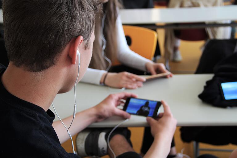 Für die elfte Klasse am AKG Kitzingen gehören Youtube und Influencer oft zum täglichen Konsum. Für die elfte Klasse am AKG Kitzingen gehören Youtube und Influencer oft zum täglichen Konsum.