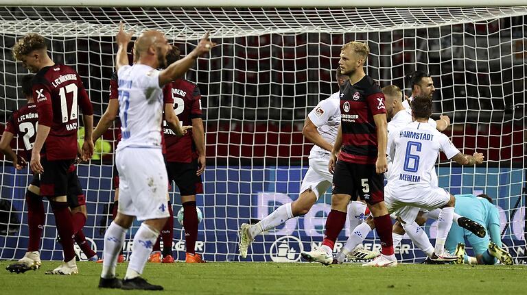 Das bittere 2:3 des 1. FC Nürnberg gegen Darmstadt 98 im Max-Morlock-Stadion: Die Cluberer (in Schwarz-Rot) sind konsterniert nach dem Nachspielzeit-Tor von Nicolai Rapp.&nbsp;