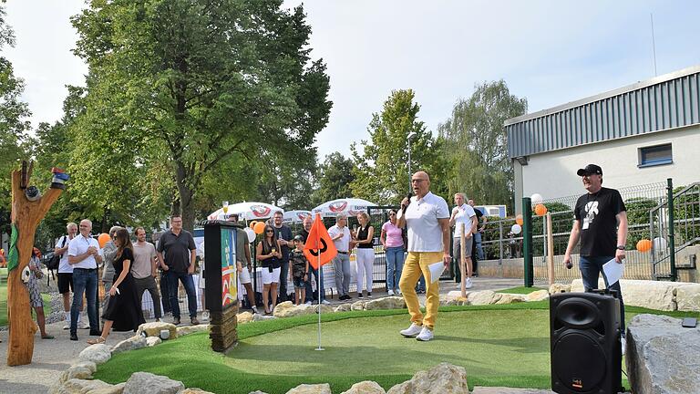 Die itWeels Arena und der Adventure Golf-Platz von Jochen Freier im Kitzinger Innopark sind offiziell eröffnet. Viele Ehrengäste freuten sich zusammen mit dem Betreiber und genossen die neue Anlage.