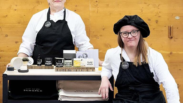 Vor etwa 15 Jahren hat Marianne Lewandowski damit angefangen, sich mit Naturkosmetik zu befassen. Daraus ist die Manufaktur &bdquo;mari&anne&ldquo; geworden, in der es neben Naturkosmetik auch Designprodukte gibt. Einen Teil davon hat Tochter Marina entworfen, die begeistert bei der Produktion und Ideenfindung mithilft. Fotos: SAbine Lewandowski